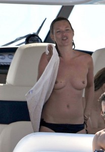 gallery_enlarged-kate-moss-topless-01